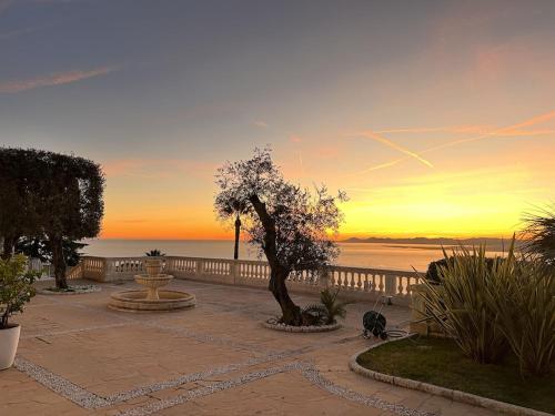 Luxury Villa at Mont Boron, swimming pool overviewing the bay