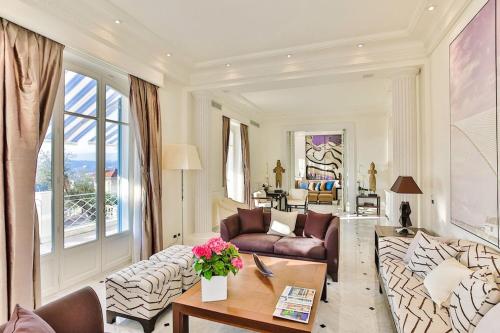 Luxury Villa at Mont Boron, swimming pool overviewing the bay