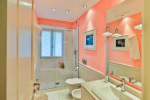 Luxury Villa at Mont Boron, swimming pool overviewing the bay