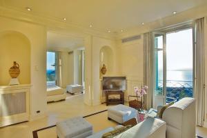 Luxury Villa at Mont Boron, swimming pool overviewing the bay