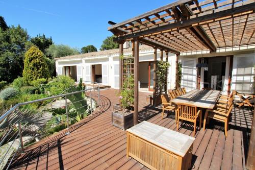 Luxury villa in Cannes hills
