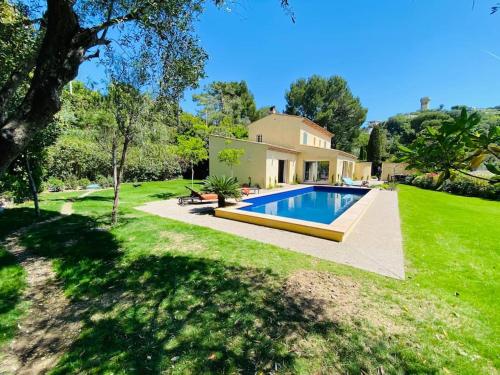 Luxury villa in Cannes with swimming pool & sea view