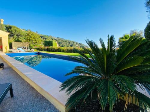 Luxury villa in Cannes with swimming pool & sea view