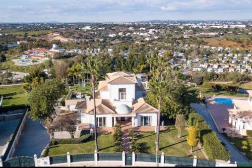 Luxury villa / Pool, Gym ,Cinema room
