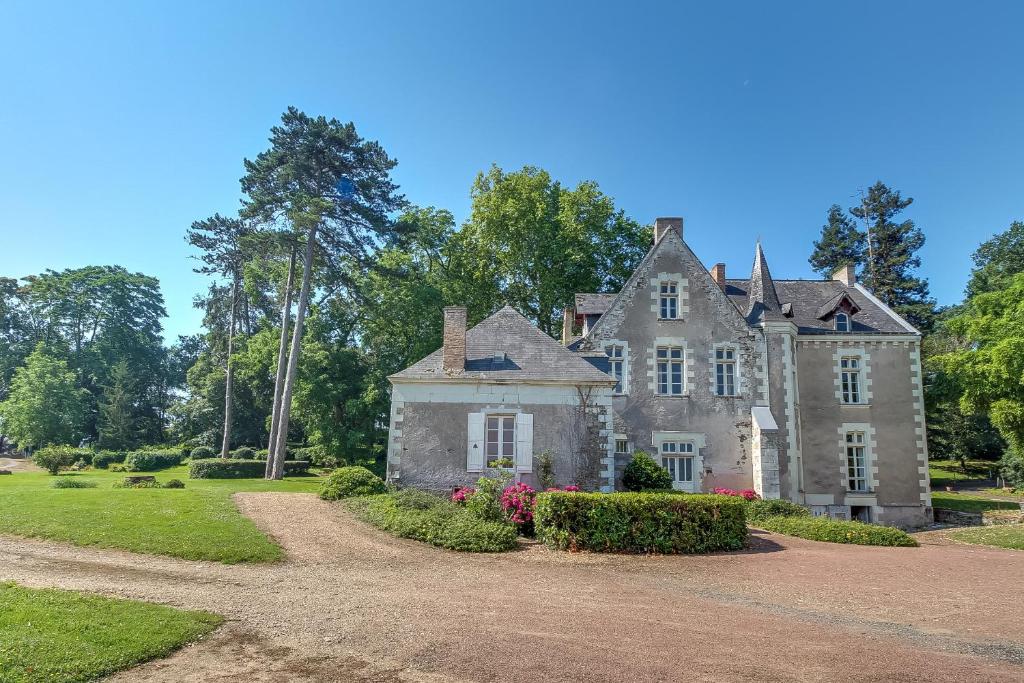 Magnifique château au bord de la Mayenne 18 couchages La Diablerie, 49460 Béné