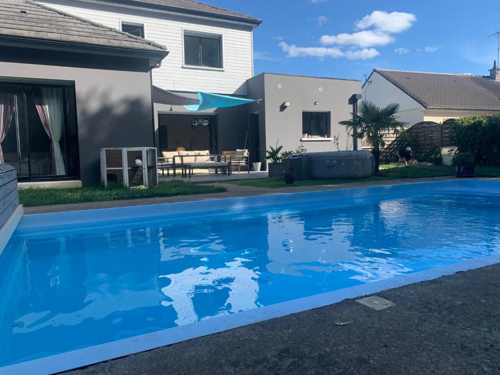 Magnifique maison avec piscine, spa, billard.. 35B Hameau du Verger, 72650 La Milesse