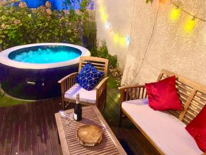 Villa Magnifique VILLA avec jacuzzi au pied du STADE 16 Rue Baudet 93200 Saint-Denis Île-de-France