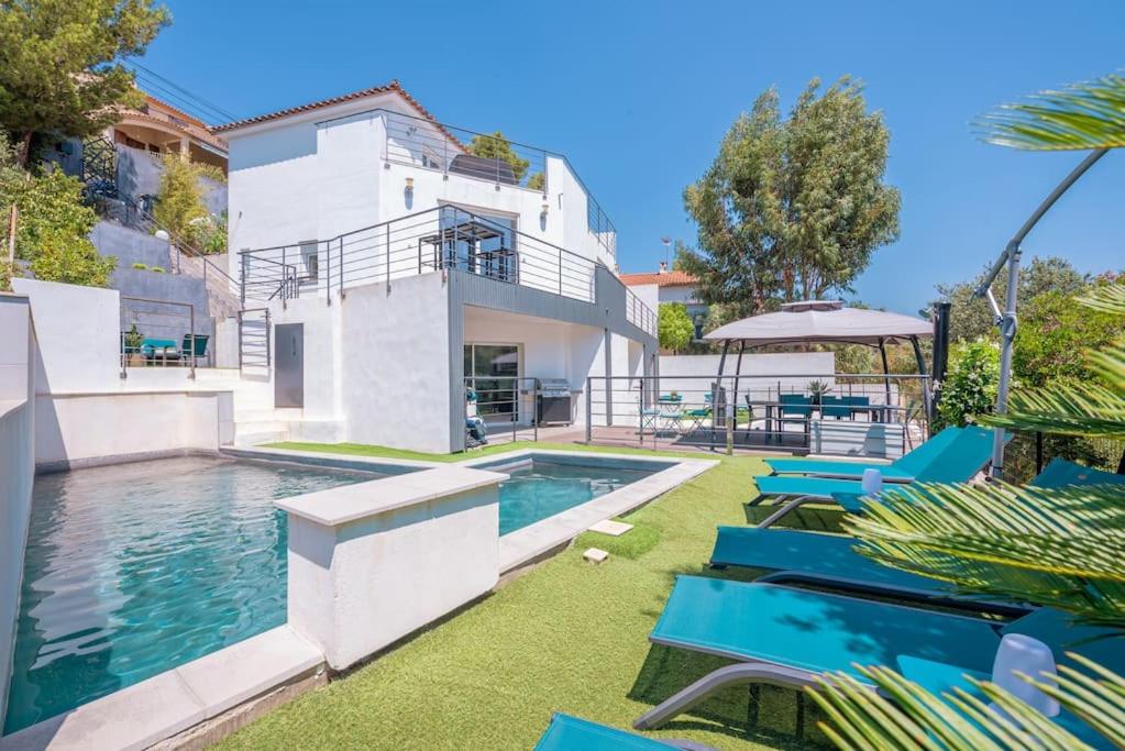 Magnifique Villa avec piscine en bord de mer 304 Rue de la Corniche, 83220 Le Pradet