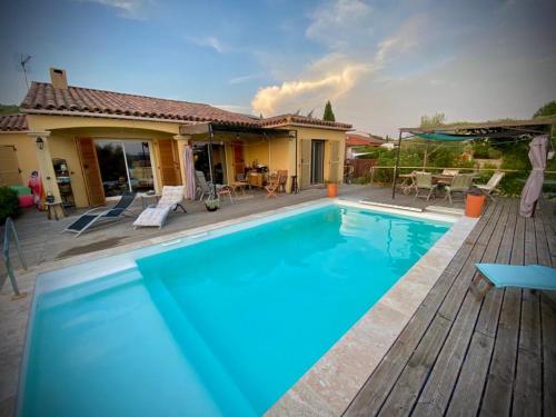 Magnifique villa avec piscine et jardin paysagé