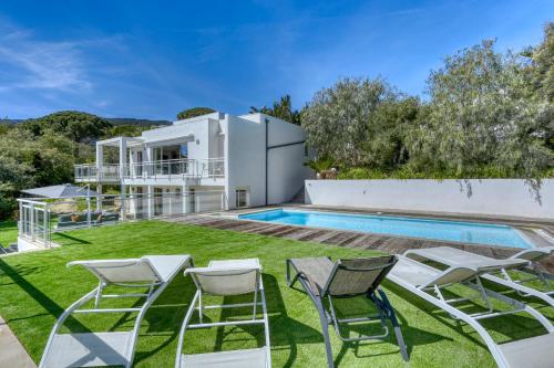 MAGNIFIQUE VILLA CONTEMPORAINE VUE MER AVEC PISCINE CHAUFFEE TOUTE L'ANNEE, PROCHE de SAINT-TROPEZ