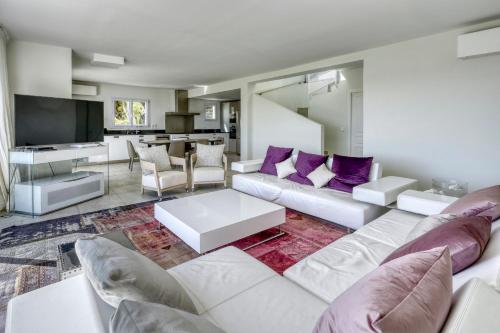 MAGNIFIQUE VILLA CONTEMPORAINE VUE MER AVEC PISCINE CHAUFFEE TOUTE L'ANNEE, PROCHE de SAINT-TROPEZ
