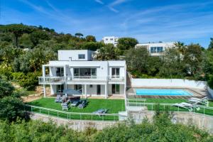 MAGNIFIQUE VILLA CONTEMPORAINE VUE MER AVEC PISCINE CHAUFFEE TOUTE L'ANNEE, PROCHE de SAINT-TROPEZ