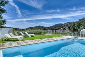 MAGNIFIQUE VILLA CONTEMPORAINE VUE MER AVEC PISCINE CHAUFFEE TOUTE L'ANNEE, PROCHE de SAINT-TROPEZ