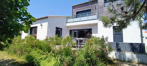 Magnifique Villa-vue mer de l'étage-terrain 800m² - La Clé Chaumoise