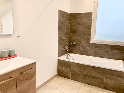Maison 12 personnes à 20mn Lyon / 25mn eurexpo