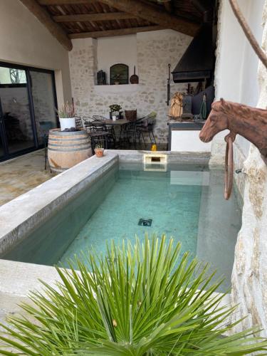 Maison 3 chambres cour/bassin