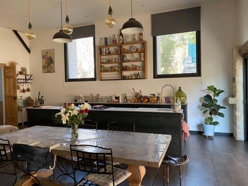 Maison 3 chambres cour/bassin