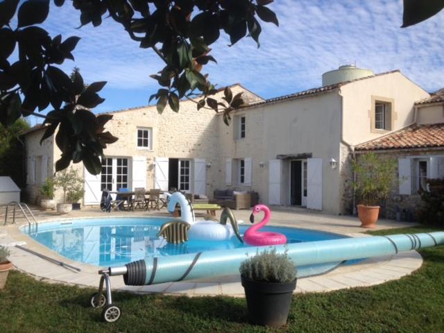 Villa Maison ancienne avec piscine au milieu des vignes 5 Chez Moreau 17240 Marignac