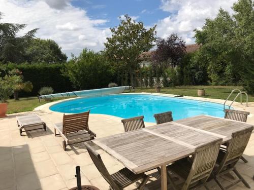 Maison ancienne avec piscine au milieu des vignes