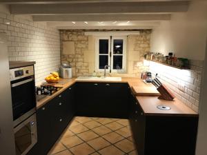 Maison ancienne avec piscine au milieu des vignes