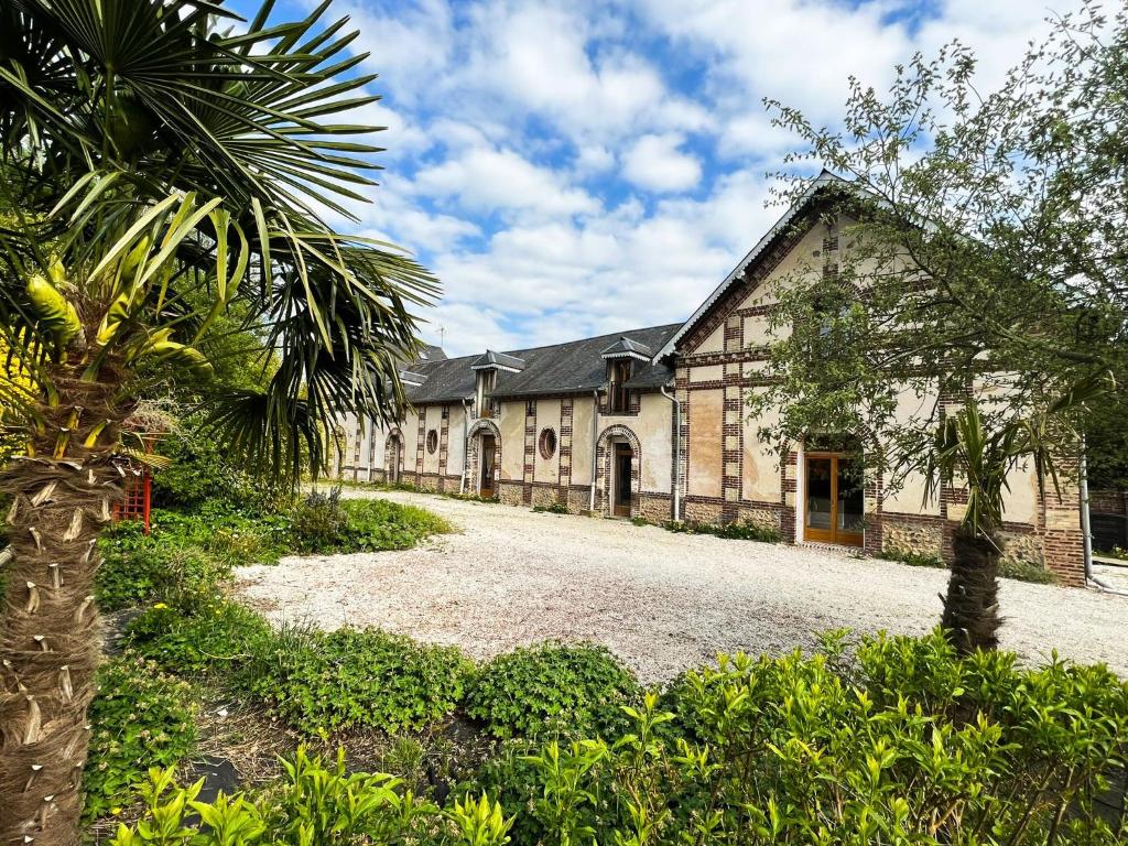 Maison atypique dans parc au cœur de Thiberville 8 Rue de Lisieux, 27230 Thiberville