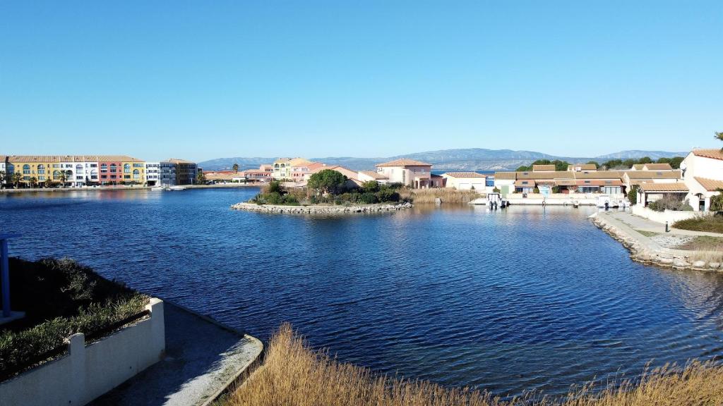 Maison au bord de l eau 41 av des Antilles Res Villa Marina, 66420 Le Barcarès