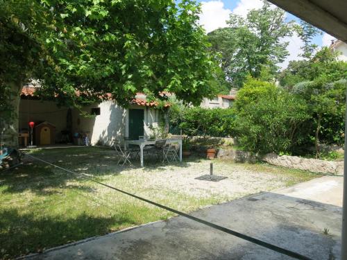 Maison avec jardin sur une colline