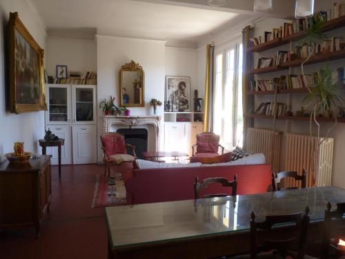 Maison avec jardin sur une colline