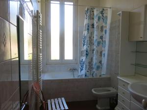 Maison avec jardin sur une colline