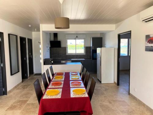 Maison avec piscine et jardin privée à Saint-Théodorit 97324