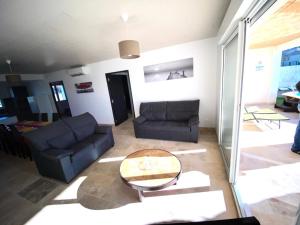 Maison avec piscine et jardin privée à Saint-Théodorit 97324