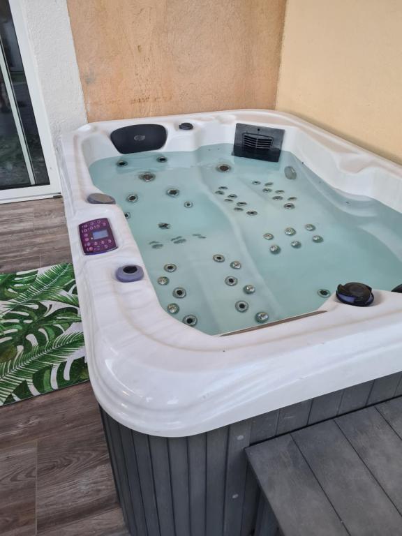 Villa Maison avec piscine + jacuzzi extérieur 15 Route de Beaurecueil 13590 Meyreuil