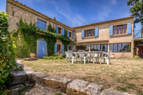 MAISON AVEC PISCINE - PROCHE AVIGNON - WiFI GRATUIT