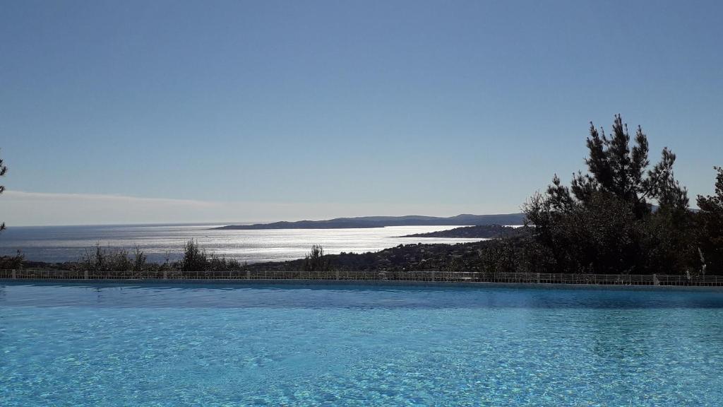 MAISON AVEC PISCINE - PROCHE AVIGNON - WiFI GRATUIT 30150 Sauveterre