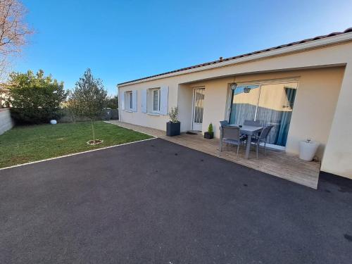 - Maison Capucine- Proche centre d'affaire Chauray, Jardin, parking, WIFI et Netflix, idéal voyage d'affaire, familles, ou simple escapade