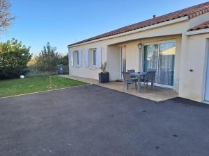 - Maison Capucine- Proche centre d'affaire Chauray, Jardin, parking, WIFI et Netflix, idéal voyage d'affaire, familles, ou simple escapade