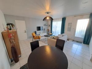 - Maison Capucine- Proche centre d'affaire Chauray, Jardin, parking, WIFI et Netflix, idéal voyage d'affaire, familles, ou simple escapade