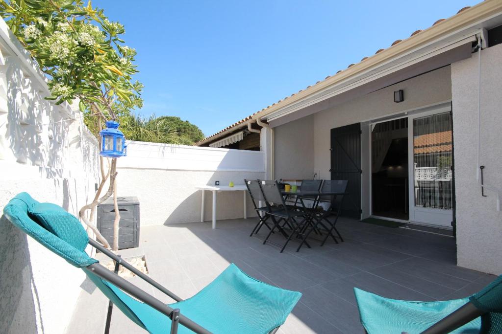 Villa Maison d'angle climatisée dans résidence avec piscine commune , 4 couchages , 400 m de la plage de PORTIRAGNE LRJP121 AVENUE DU GRAND SALAN 34420 Portiragnes