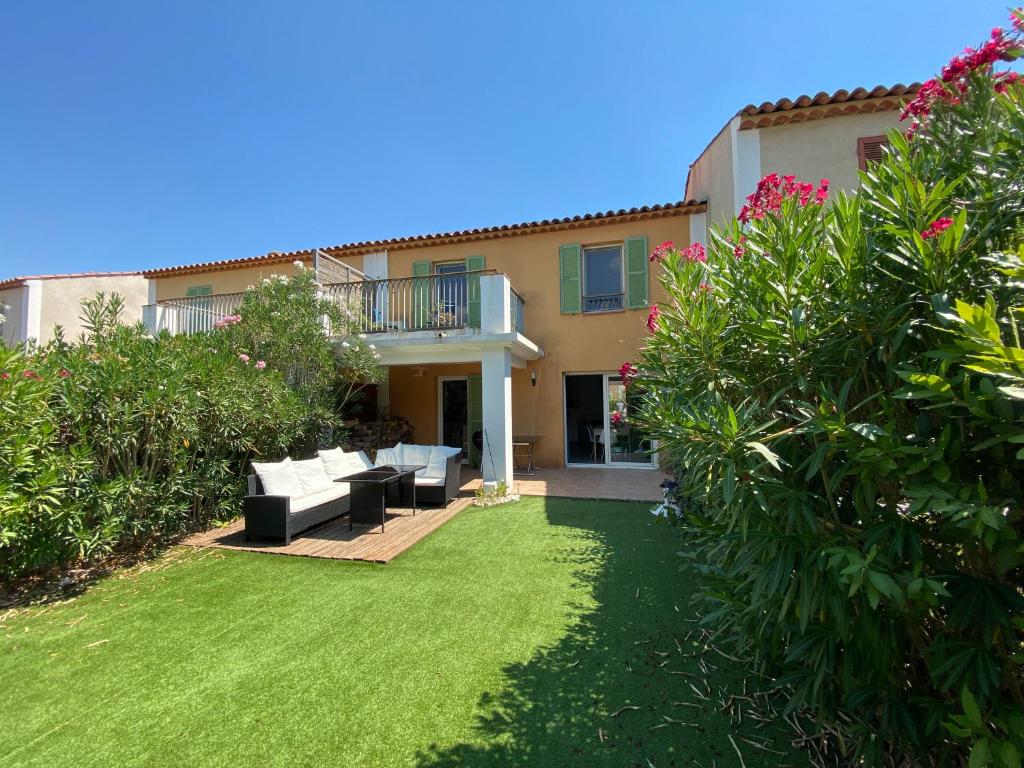 Villa Maison dans jolie coproprieté 6610 D7 83520 Roquebrune-sur Argens