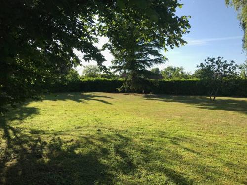 Maison de charme avec cheminées et parc ombragé