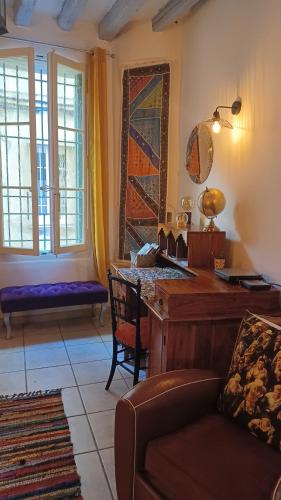 MAISON DE CHARME AVEC COUR, proche rue des Teinturiers
