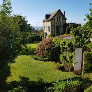 Villa Maison de Charme entre Mer et Forêt 17 Impasse du Bout du Haut 14113 Villerville Normandie