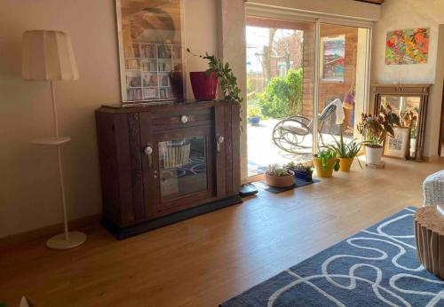 Maison ensoleillée avec parking gratuit et jardin.