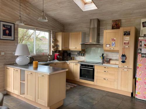 Maison ensoleillée avec parking gratuit et jardin.