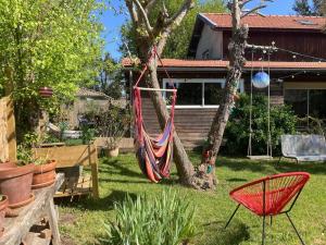 Maison ensoleillée avec parking gratuit et jardin.