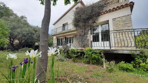 Maison lumineuse et spacieuse avec jardin arboré