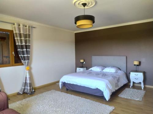 Maison périgourdine spacieuse avec piscine