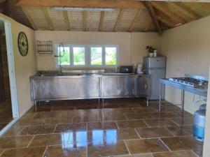 Maison périgourdine spacieuse avec piscine