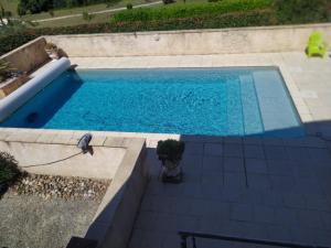 Maison périgourdine spacieuse avec piscine