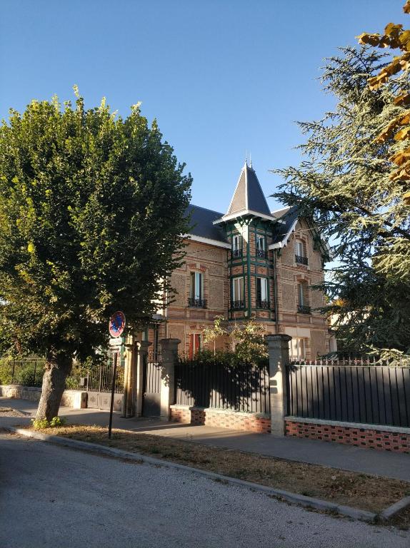 Maison spacieuse et lumineuse tout confort avec jardin à 5 mn Bayeux au calme proche plages du débarquement et Omaha Beach